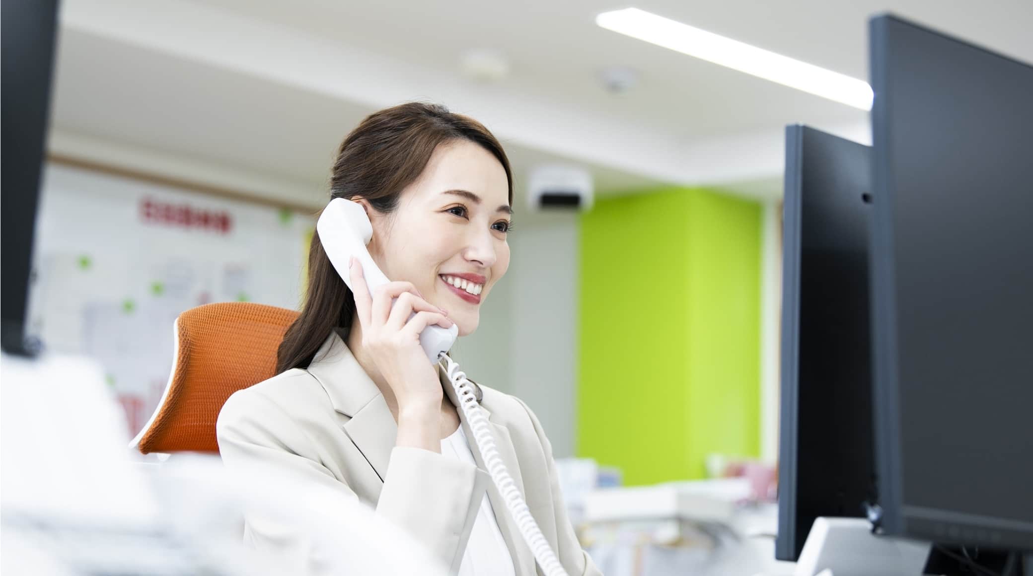 電話をとる女性